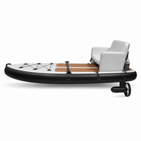 Bateau gonflable motorisé à double coque avec planche de SUP, deux sièges, pont flottant et salon de relaxation