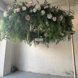 ترتيب زهور اصطناعية وأوراق خضراء معلقة دائرية لتزيين السقف في حفلات الزفاف - Product Image 6