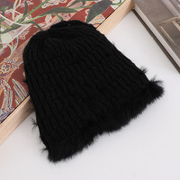Bonnet tricoté en mélange de peluche noire pour femme, chaud, couleur unie, style urbain, idéal pour l'hiver et l'automne, parfait pour les sorties, les voyages et le shopping, ajustement confortable