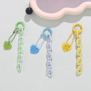 Porte-clés pendentif cœur avec chaîne, fait main en acrylique, pour sac ou téléphone - Product Image 6