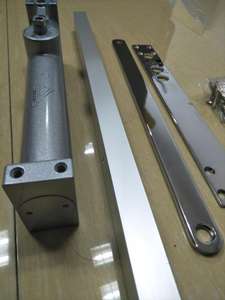 Ferme-porte coulissant hydraulique à bras parallèle dissimulé TK-I009 pour porte coupe-feu avec fonction de maintien ouvert et rail coulissant - Product Image 5