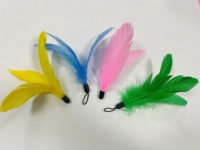 Venta al por mayor de plumas a granel, plumas de pollo de hadas coloridas, palo de cola, juguete para mascotas, varita interactiva de interior, juguete de plumas de piel