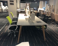 En Bois massif Blanc Italien Nordique 2022 Moderne 6 8 2 4 Personne Ordinateur Bureau Poste de Travail Bureau Partition