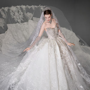 Vestido de Novia Moderno GT158 con Escote Corazón, Bordado, Lentejuelas, Cuentas de Cristal, Cola Capilla, 100% Poliéster y Encaje - Product Image 2