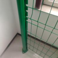 Modern laag gebogen driehoekig tuinhek 2M ijzer gegalvaniseerd frame PVC gecoat 3D geweven draadgaas milieuvriendelijk duurzaam voor villa
