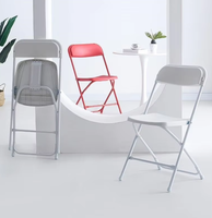 Chaise pliante en plastique simple et contemporaine à prix abordable pour les événements, les parcs et les villas