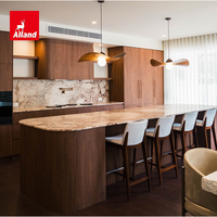 Ensemble d'armoires de cuisine en bois de noyer couleur naturelle, design villa, avec tiroirs de base et îlot ovale cannelé, dernière collection Alland Suppliers