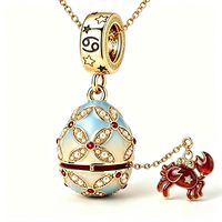 Collier pendentif œuf du zodiaque SongYi doré avec motif émaillé, détails style perle et bijoux fantaisie