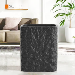 Corbeille à papier en résine noire style rock personnalisée, de haute qualité, pour hôtels de luxe, avec <span class=keywords><strong>pieds</strong></span> en caoutchouc, pour rangement de mouchoirs <span class=keywords><strong>dans</strong></span> <span class=keywords><strong>les</strong></span> salles de bain. - Product Image 1