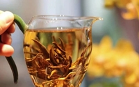 Thé Yunnan Baota Dianhong Aiguille d'Or, disponible en détail ou en gros, idéal pour offrir en cadeau ou pour la consommation quotidienne, directement de l'usine.