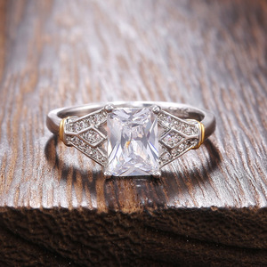 Anello di Moda con Topazio, Design Minimalista ed Elegante con Pietra Quadrata, Gioiello da Donna per Uso Quotidiano - Product Image 6