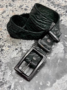 Ceinture unisexe à boucle ardillon en cuivre artisanale Pioneer, style punk texturé foncé, avec finition plastique effet cicatrice et motif hanche de cheval - Product Image 6