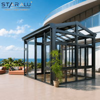 Véranda en aluminium design avec des profils minimalistes et des lignes de vue fines pour une expérience de vision panoramique sans obstruction