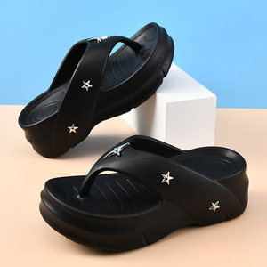 Guru Tongs compensées pour femme, blanc cassé, en EVA respirant et antidérapant, sandales d'été pour la plage - Product Image 2