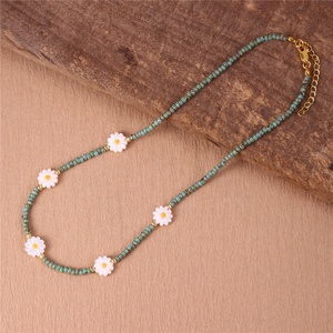 Exquisito <span class=keywords><strong>Collar</strong></span> de Cuentas de Concha Grabadas con Diseño de Flor de Margarita, Gargantilla Boho Simple para Mujer, Joyería al por Mayor - Product Image 2
