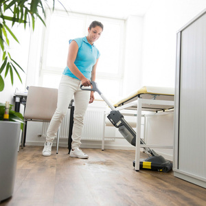 Machine de nettoyage compacte intelligente BR 30/1 C Bp Pack Karcher, nettoyeur-sécheur sans fil léger pour bureaux, hôtels, espaces médicaux - Product Image 4