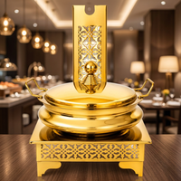 Casserole de luxe en laiton émaillé avec poignées en alliage de zinc, fond en acier inoxydable, extérieur poli, design décoratif, sans couvercle.