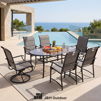 Table ovale en verre avec trou pour parasol et chaises suspendues en aluminium pour mobilier de salle à manger extérieur de piscine J&M, idéal pour hôtels côtiers