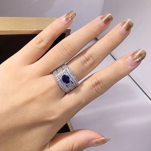 Anello di Lusso a Tre Strati con Pavé per Donne, Elegante Gioiello da Dito per Fidanzamento e Feste - Product Image 3