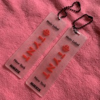 Étiquette suspendue en caoutchouc transparent de haute qualité avec lettres en relief résistantes aux UV, étiquette en caoutchouc silicone transparent à effet 3D pour vêtements
