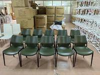 Chaise de salle à manger minimaliste nordique avec dossier ergonomique en cuir brun et pieds en acier pour la maison et le bureau