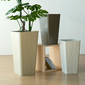 Maceta Cuadrada de Plástico con Acabado Perlado y Textura Martillada, Estilo Moderno, Transpirable y Duradera para Plantas Verdes - Product Image 4