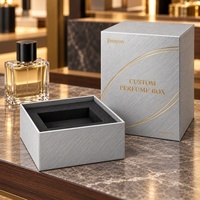 Boîte rigide pour parfum en papier texturé argenté 10x10x14cm, avec insert en mousse surélevé, fermeture magnétique, lamination brillante |