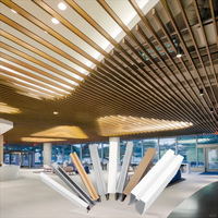 Plafond suspendu moderne en aluminium à grain de bois en forme de U, ignifuge classe A, insonorisant, pour hôpitaux et centres commerciaux