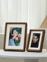 Cadre photo en bois de noyer minimaliste créatif fait à la main avec coins arrondis et passe-partout pour la décoration de la maison