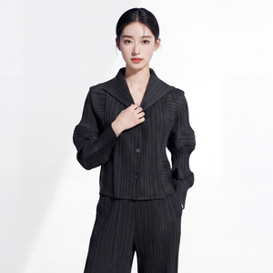 Chaqueta Plisada Escultural para Mujer 2026, con Botones, Manga Larga Tipo Linterna, Plisado Vertical, Elegante, Minimalista, de Diseñador - Product Image 4