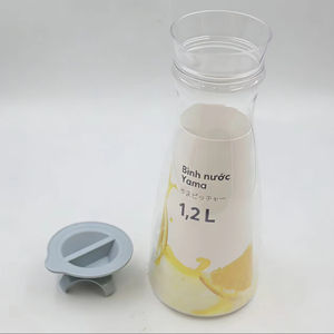 Carafe à eau transparente Yama 1,2 L en PP PET avec couvercle pour thé froid, jus, lait, fabriquée en usine au Vietnam - Product Image 1