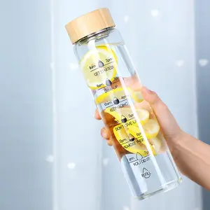 Atacado preço barato 1000ml bambu vidro garrafa de água com marcador do tempo e logotipo personalizado