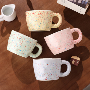 Taza de cerámica rosa con textura moldeada a mano y posavasos de madera, regalo para el desayuno o la hora del té. - Product Image 2