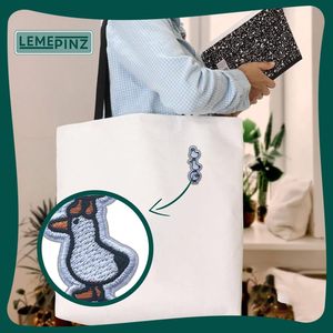 Parche Bordado Termoadhesivo de Ganso Peludo Adorable para Bolsos, Ropa, Gorras y Jeans - Product Image 3