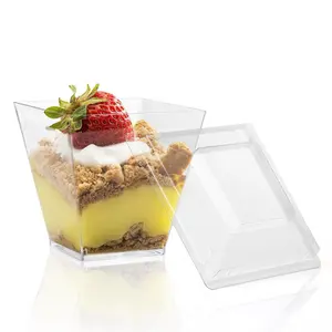 7 온스 정사각형 모양의 디저트 컵은 무스 아이스크림 달콤한 간식과 같은 디저트를 제공하는 데 사용되는 작은 장식 용기입니다.