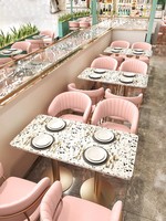 Ensemble de mobilier de restaurant et café chic pour glacier : banquettes en velours rose, chaises et tables de restauration