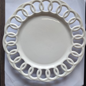 Assiettes en porcelaine blanches de haute qualité à motif floral en relief, design creux, pour décorations de mariage - Product Image 3