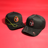 Nueva Gorra de Béisbol de 5 Paneles con Bordado Personalizado, Visera de Gamuza, Parche Metálico con Diseño de Cadena y Pedrería