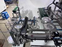 Machine d'estampage à chaud servo semi-automatique industrielle pour l'impression à haut volume de logo sur des plateaux/récipients alimentaires en papier et en plastique