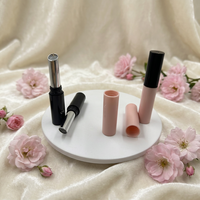 Tube de rouge à lèvres en plastique noir et rose avec ouverture et fermeture rotatives, tube de baume à lèvres, emballage cosmétique, contenant de rouge à lèvres