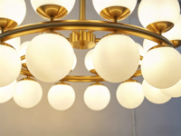 Lustre LED sur mesure haut de gamme, cadre en laiton, abat-jour en verre opale, grand lustre pour escalier, hall d'entrée
