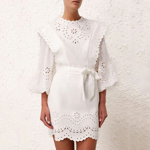 Le fabricant conçoit des mini-robes élégantes à manches longues, brodées ajourées, et des mini-robes en lin sur mesure. - Product Image 3