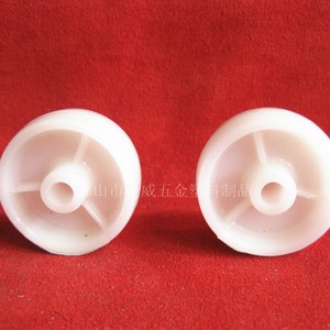 Rueda giratoria de nylon PP blanca de 1.5 pulgadas con base plana, accionada por tornillo y con freno para muebles - Product Image 1