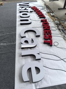 Lettres lumineuses en acrylique <span class=keywords><strong>rouge</strong></span> <span class=keywords><strong>et</strong></span> <span class=keywords><strong>blanc</strong></span> haut <span class=keywords><strong>de</strong></span> gamme, artisanat exquis, enseigne lumineuse personnalisée pour devanture <span class=keywords><strong>de</strong></span> magasin <span class=keywords><strong>et</strong></span> mur <span class=keywords><strong>de</strong></span> marque - Product Image 4