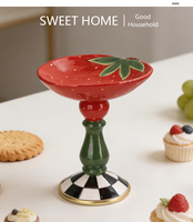 Moderne aardbeien keramische dessertbord met hoge voet, fruitstandaard, handgeschilderd, elegant huisdecoratie servies