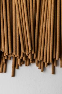 ธูปอบเชยธรรมชาติ 100% ขนาด 40 ซม. เป็นมิตรต่อสิ่งแวดล้อม กลิ่นหอมยาวนาน ทำด้วยมือ ใช้ได้ทุกฤดู - Product Image 3