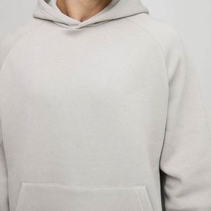 Ensemble de survêtement deux pièces pour homme en tissu personnalisé, comprenant un sweat à capuche à manches raglan en ciment et un pantalon de survêtement large coupe décontractée, pour un look neutre et sobre. - Product Image 3