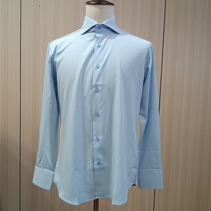 Produzione di camicie da <span class=keywords><strong>uomo</strong></span> in poliestere elasticizzato <span class=keywords><strong>camicia</strong></span> elegante con colletto a vento blu chiaro di fascia alta - Product Image 1