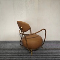 Fauteuil d'appoint ergonomique en cuir de designer haut de gamme avec structure en acier inoxydable doré, chaise longue individuelle moderne pour la maison, le bureau ou la salle à manger