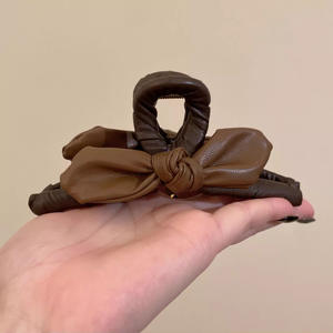 กิ๊บติดผมหนัง PU รูปโบว์ประดับลายฉลามสำหรับผู้หญิง เหมาะสำหรับงานพรอม ทันสมัย ทนทาน - Product Image 5